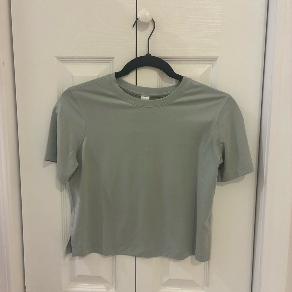 EUC (Rarely worn!!) Lululemon Athletica Light Gray Short Sleeve Tee